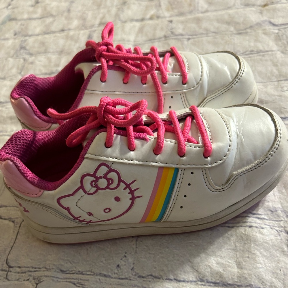 HELLO KITTY BY SANRIO WHITE /PINK KITTY & RAINBOW ON ONE SIDE GIRLS SNEAKERS 12